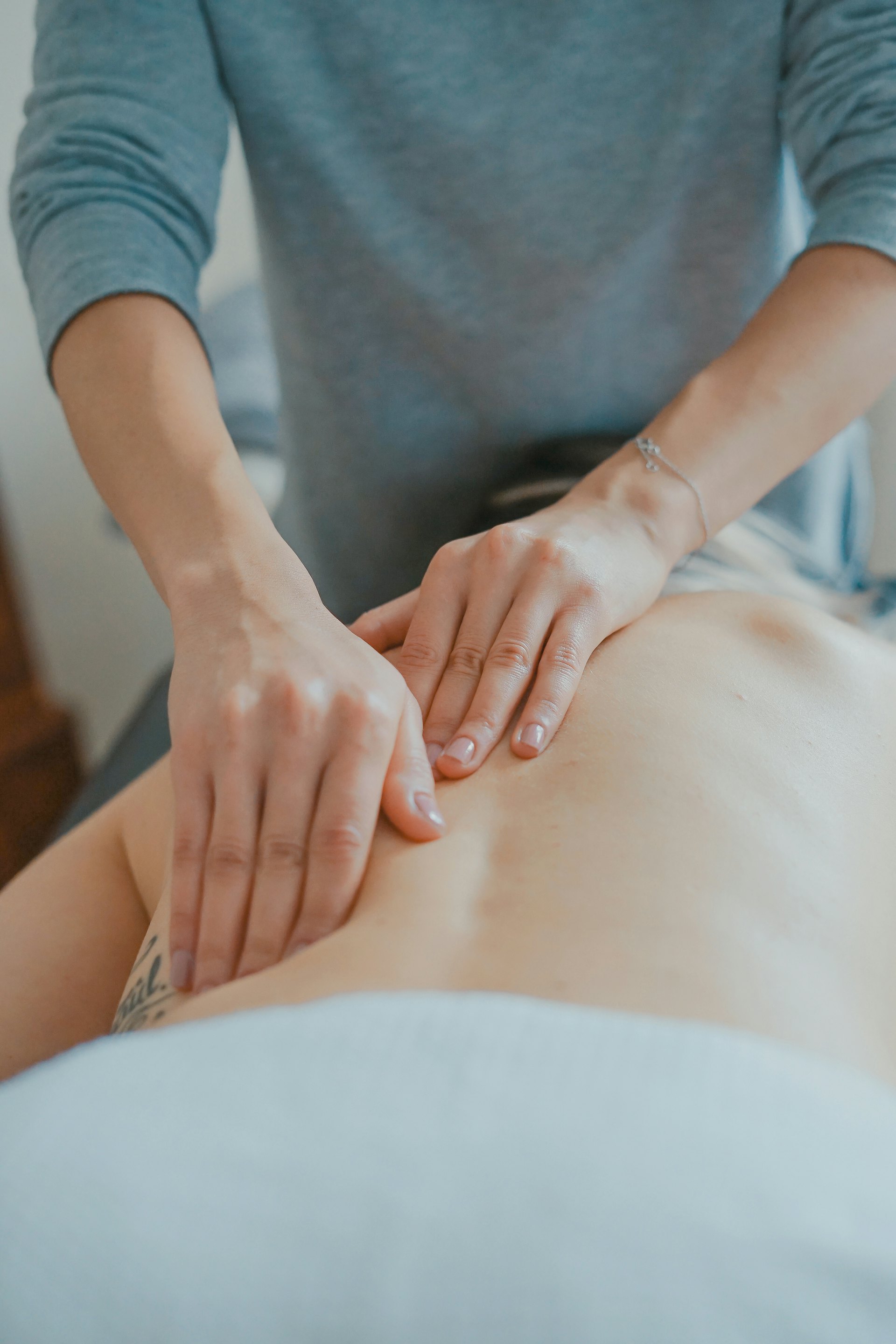 Certified therapist giving a back massage at Joispa
